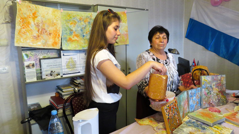 Каждый вытаскивает себе розовый пахучий лепесток розы, чтобы сохранить до следующего мероприятия.