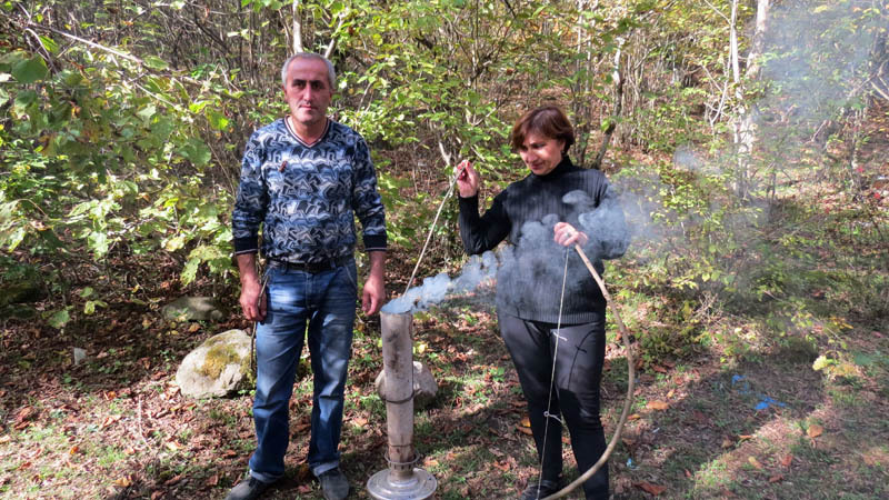 Вреж и Алла разожгли самовар для чая.