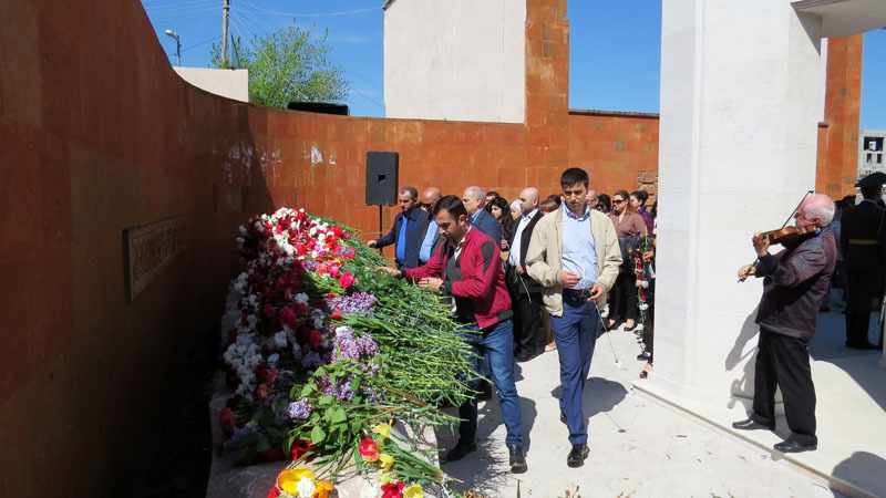 Представители властей НКР, духовенства, общественности, жители города Степанакерта почтили память безвинных жертв Геноцида. Мемориальный комплекс Степанакерта. 24.04.2016г.